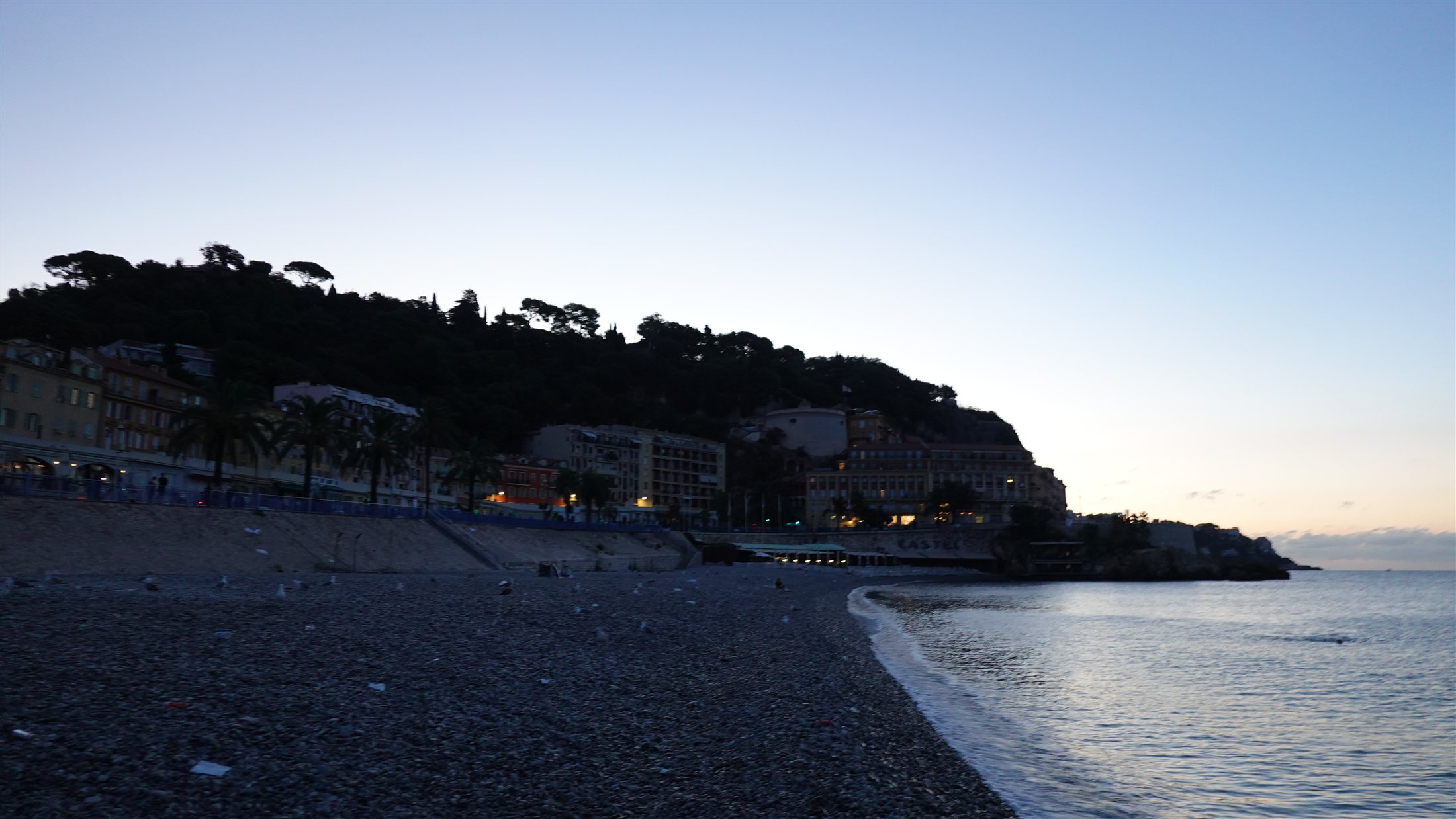 Das Meer und die Küste im sanften Licht der Abenddämmerung